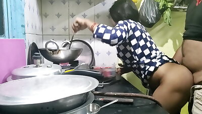 गाव से आही मेड को कुछ पत्ता नही था तो मालिक ने उसी का फायदा उटाया और मेड को चोद दिया&lpar;हिन्दी क्लीयर ऑडियो&rpar;