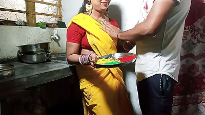 होली पर सेक्सी भाभी को रंग लगाकर किचन स्टैंड पर दर्दनाक चोदा XXX Bhabhi Fuck साफ हिंदी आवाज में